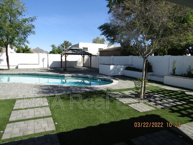 Building Photo - 2802 E Weldon Ave