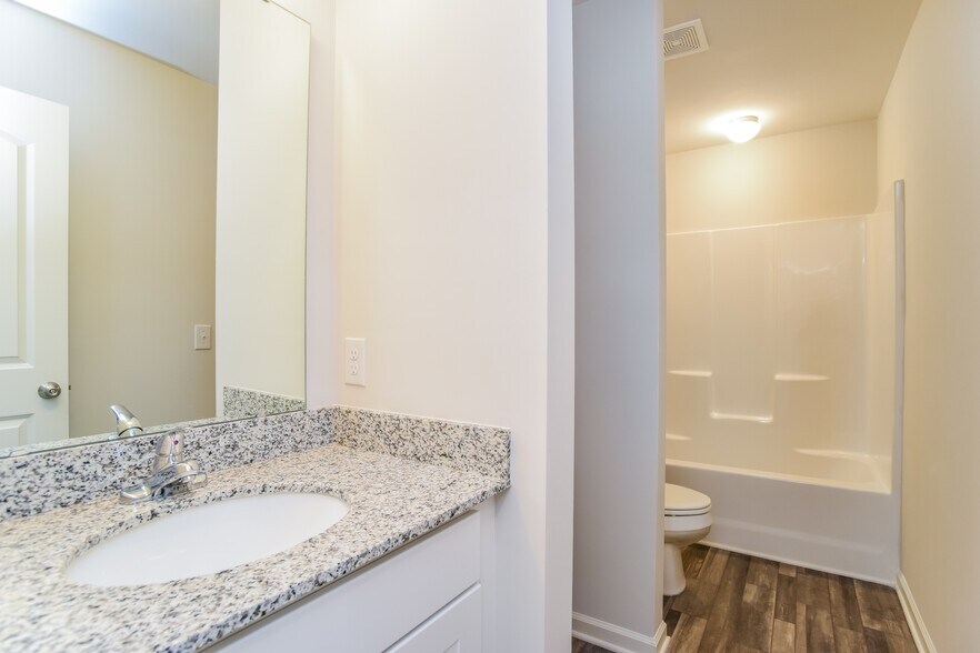 Building Photo - 4037 Lake Russell Dr