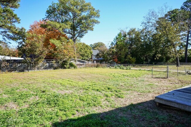 Building Photo - Four Bedroom Home!