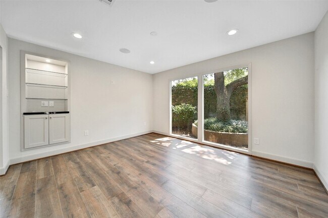 Building Photo - 15607 Memorial Dr