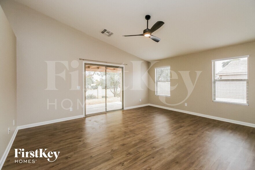 Building Photo - 1610 E Desert Ln