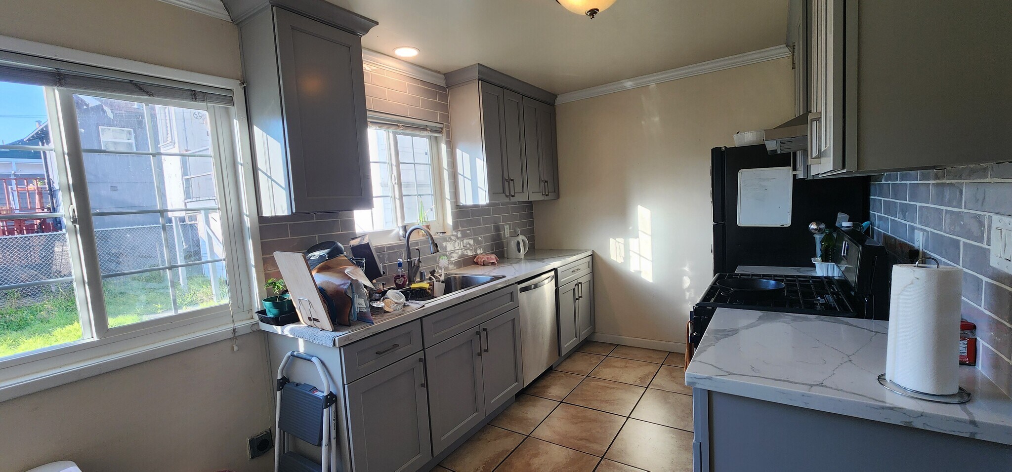 Building Photo - 845 Apgar St