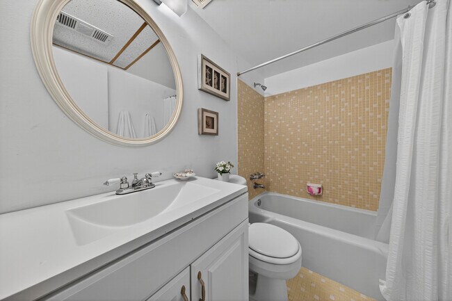 Building Photo - 804 SE 7th St