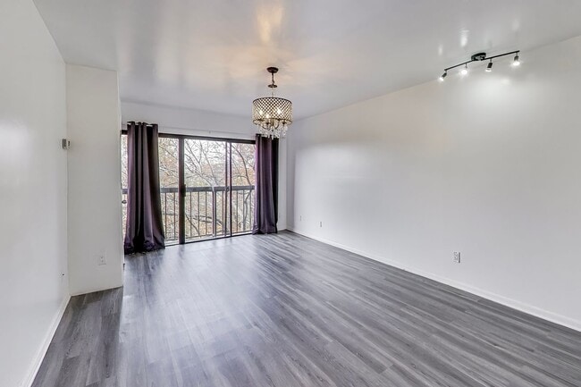 Building Photo - Large Foggy Bottom Beauty - 1+Den + 1 FB