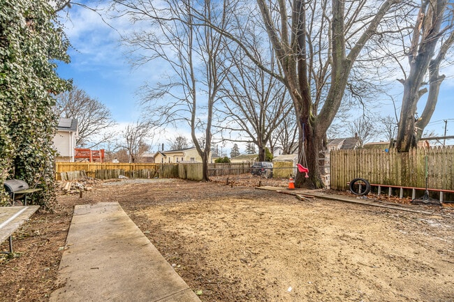 Building Photo - 213 East Ave