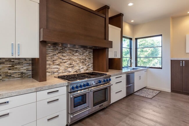 Building Photo - 465 W Maple Way