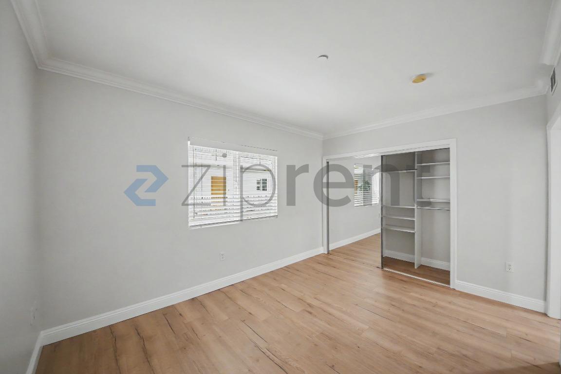 Building Photo - Unit 204