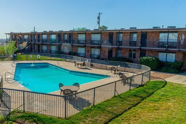 Primary Photo - Diplomat Apartments