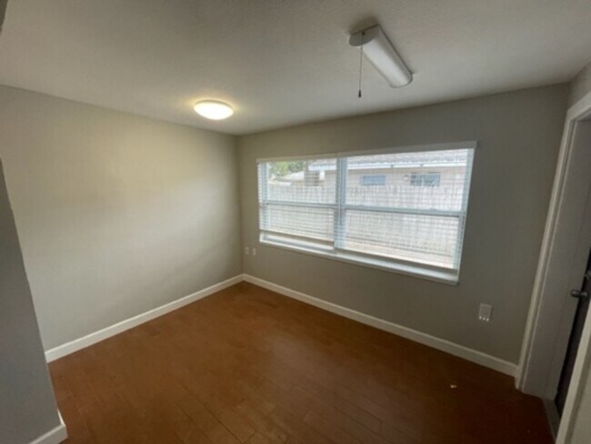 Building Photo - 2 BR/2 BA Beautifully Updated Home in Semi...