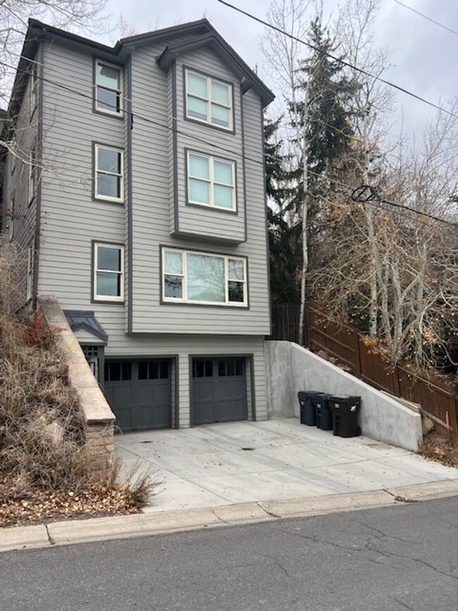 Building Photo - OLD TOWN GEM