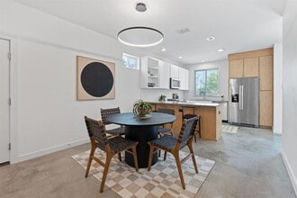 Building Photo - 705 N Bluff Dr