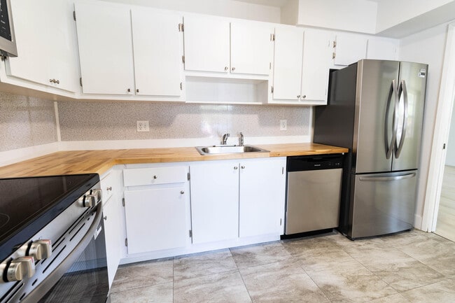 Building Photo - 4007 N Cypress Dr