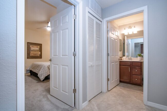 Building Photo - Like new 2BR, 2BA garage condo-Lakewood National