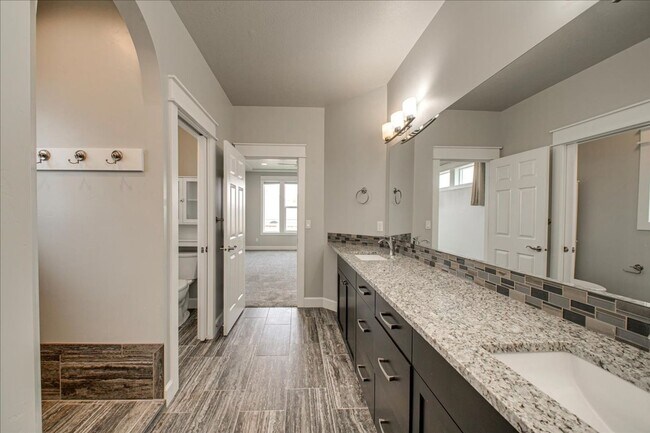 Building Photo - Beautiful Home in Desired Hazelwood Subdiv...