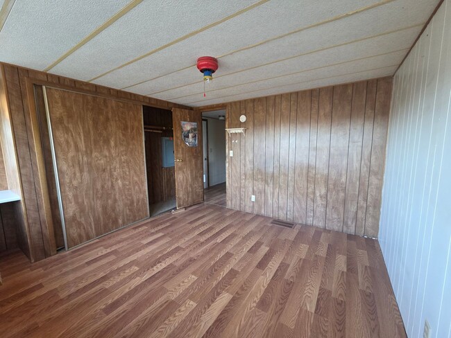 Building Photo - 3 Bed, 1.5 Bath Country-Home on 5 Acres