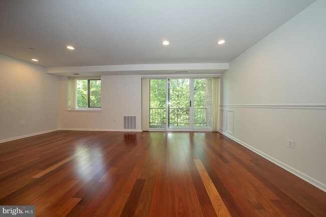 Building Photo - 1640 Oakwood Dr