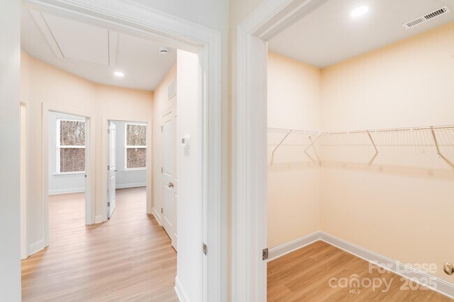 Building Photo - 645 Brookwood St