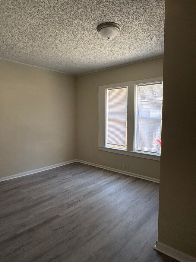 Building Photo - Single family home 5bed/3bath $1800/month ready now!