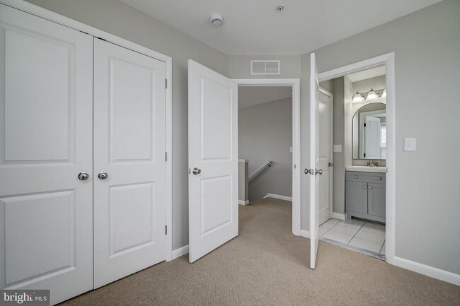 Building Photo - 252 Hemingway Dr