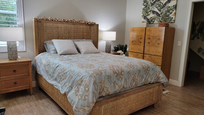 Building Photo - Seasonal stunning 5/5 pool home west of trail near Siesta Key!