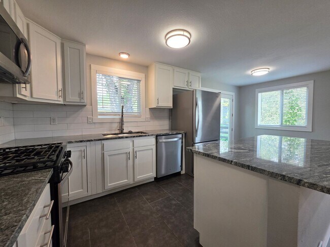 Building Photo - AVAILABLE NOW!! 4-Bedroom, 3-Bathroom Home Nestled in the Cotton Creek Neighborhood!