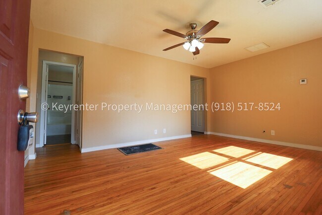 Building Photo - 2 Bed 1 Bath Tulsa - Move-in Ready!