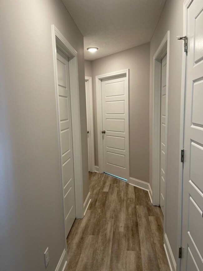 Building Photo - 488 Labrador Dr