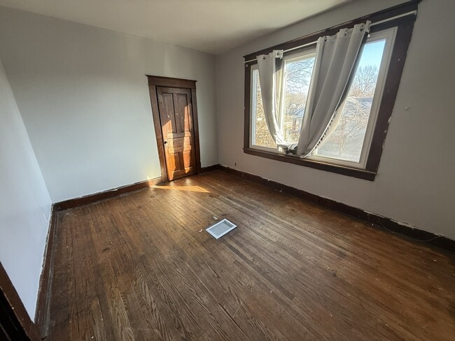 Building Photo - 630 E Gum St