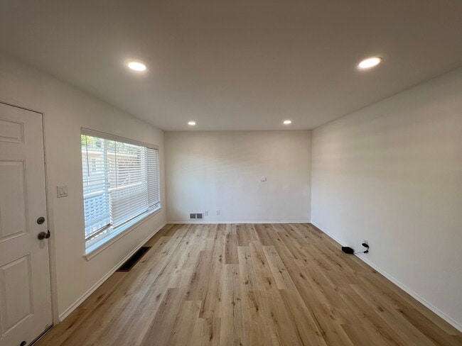 Building Photo - 820 Gordon Ave