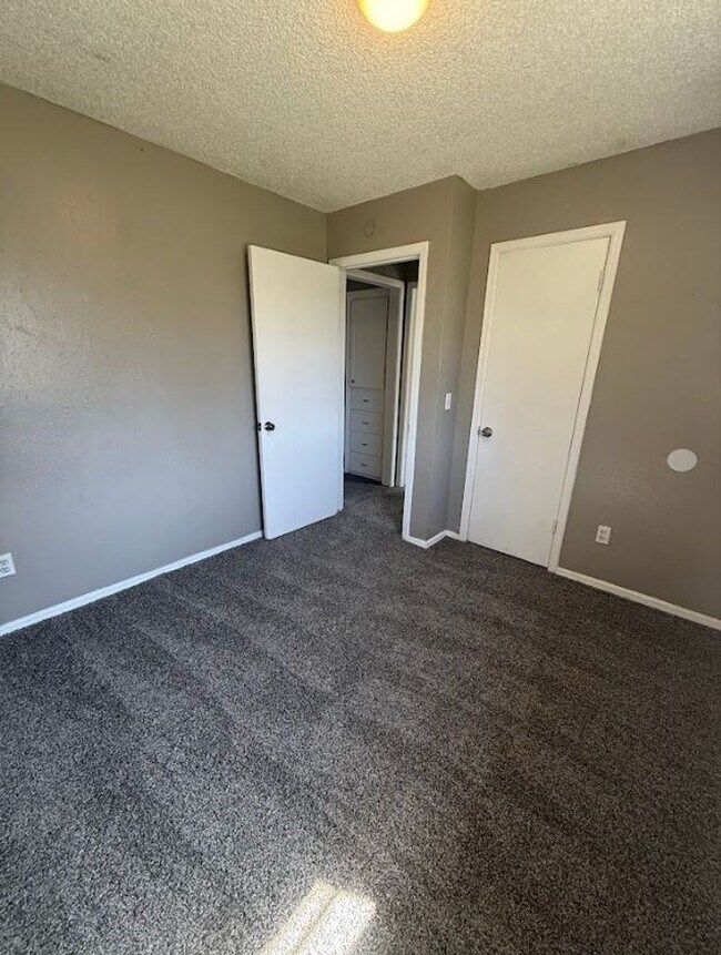 Building Photo - Charming 5 Bedroom House