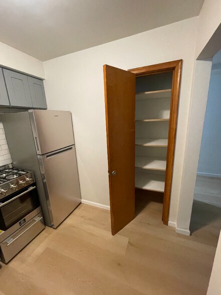 Building Photo - 616 Ivy Ave E