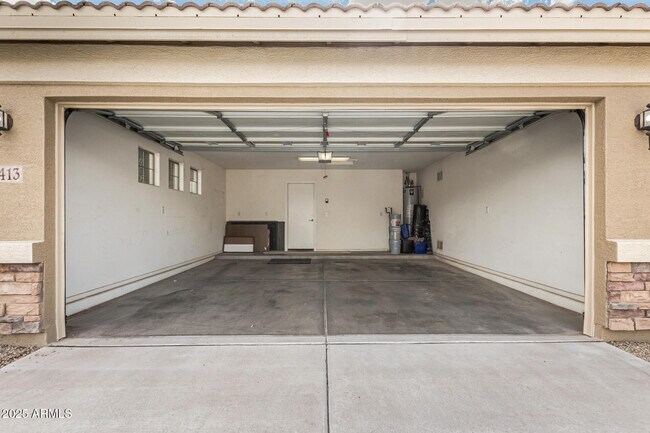 Building Photo - 3413 E Roadrunner Dr