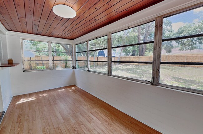 Building Photo - 2124 Valencia Rd