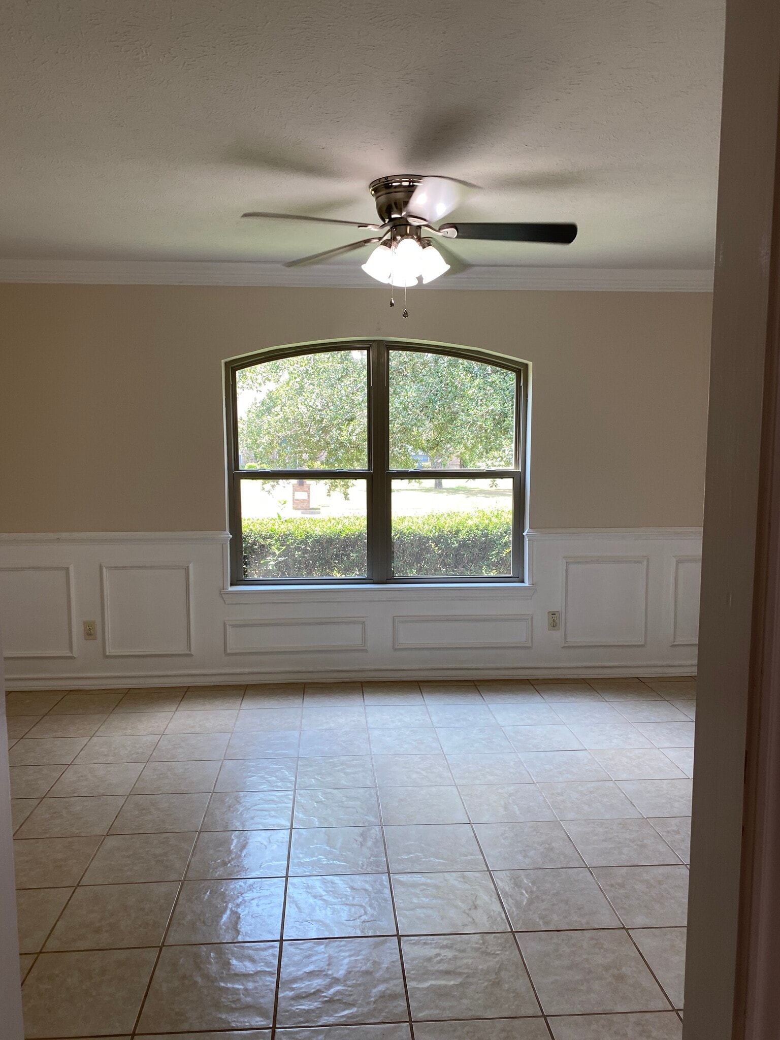 Building Photo - 6014 Castle Oaks