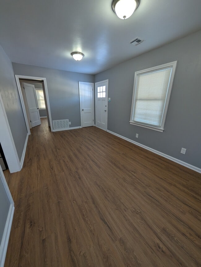 Building Photo - 117 SW Hillside Ave