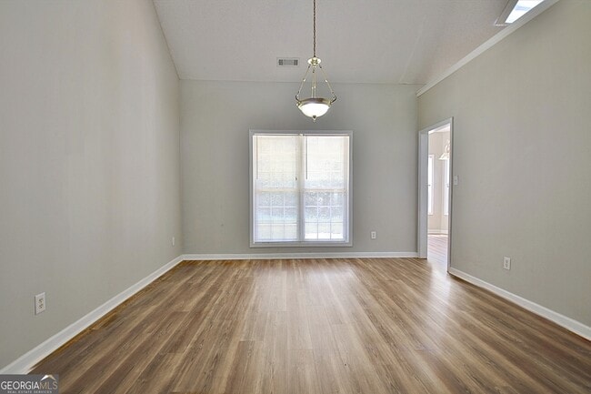 Building Photo - 77 Pine Crescent