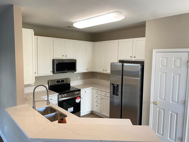 Building Photo - Three Bedroom Townhome In Caldwell Station With primary Bedroom On Main