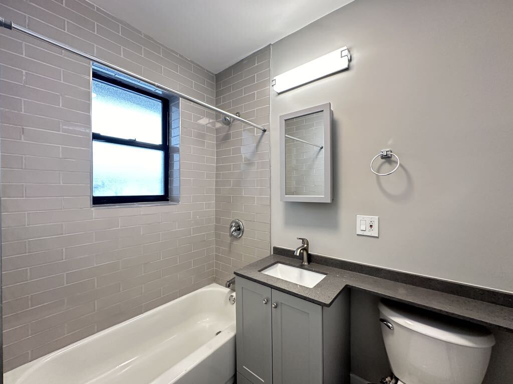 Building Photo - 4410 N Wolcott Ave
