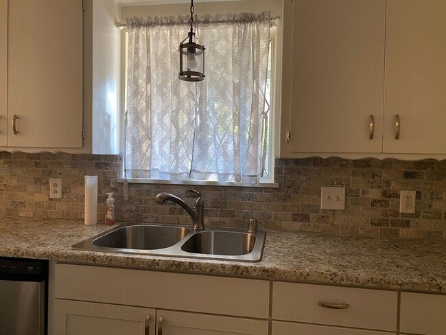 Building Photo - Your Next Chapter Starts Here - Convenient Redding Location!