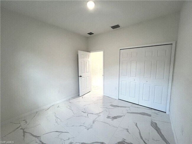 Building Photo - Large 4 bedroom, 3 bath, 2 car garage-MOVE IN READY!