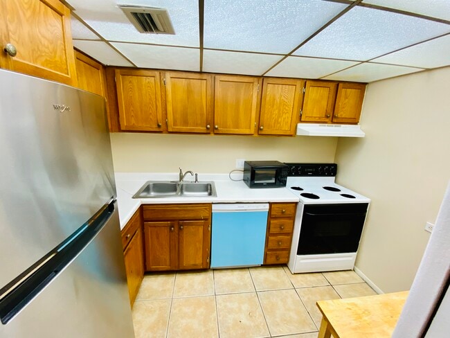 Building Photo - 3660 Inverrary Dr