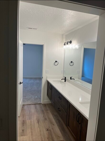 Building Photo - 520 S Orchard Dr