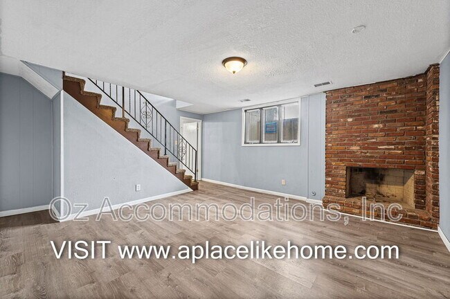 Building Photo - 608 E 78th St