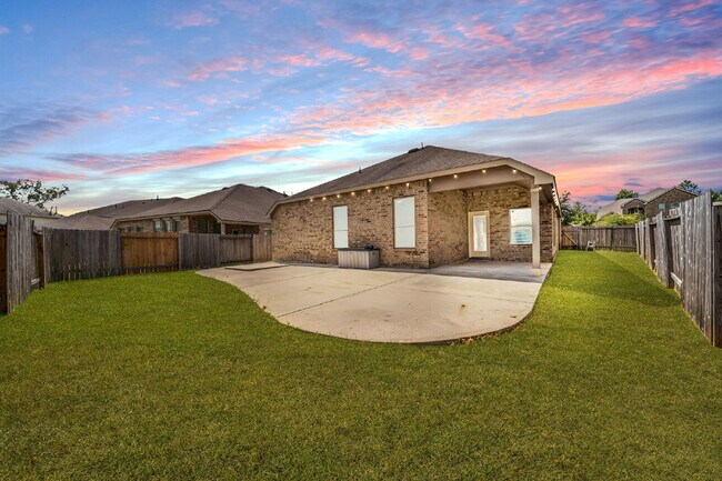 Building Photo - Welcome home to this beautifully maintaine...