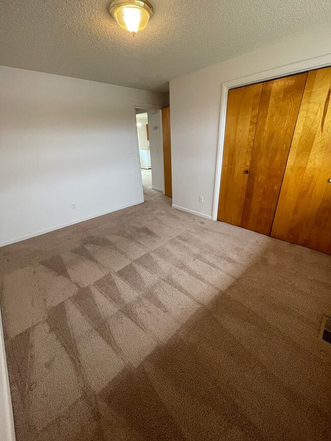 Building Photo - Great Pet Friendly Two Bedroom Duplex in Lebanon!