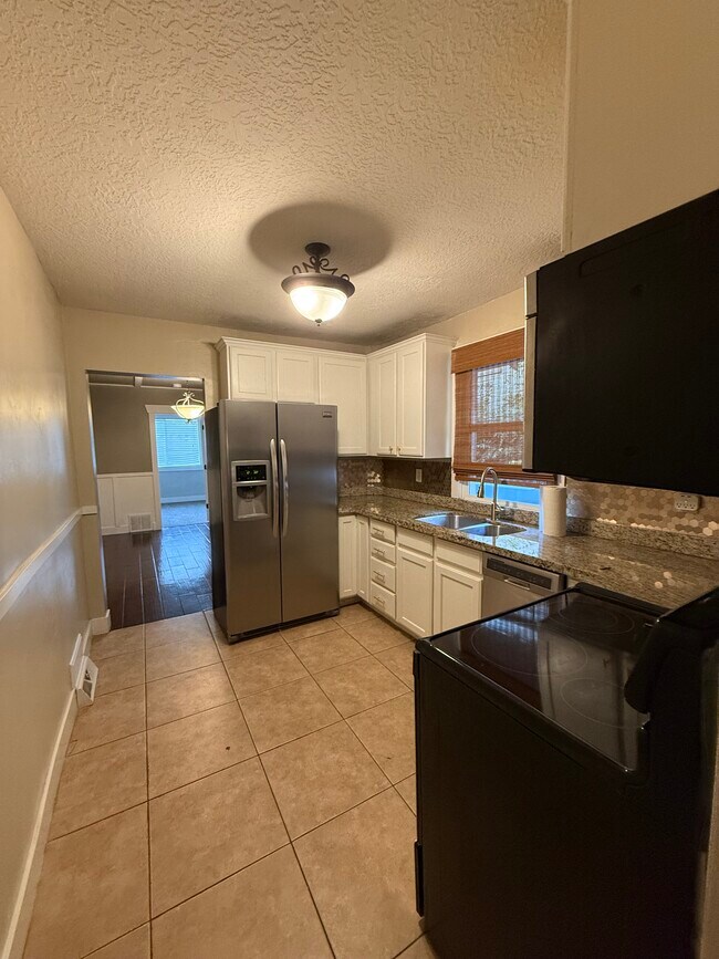 Building Photo - 807 S McClelland St