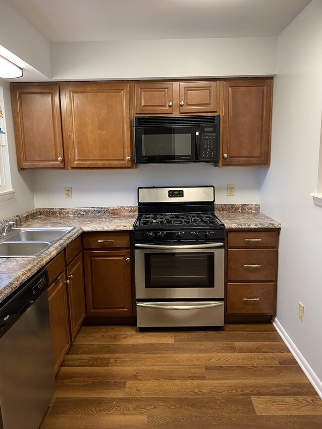 Kitchen with stainless steel appliances - 625 Northview Ave