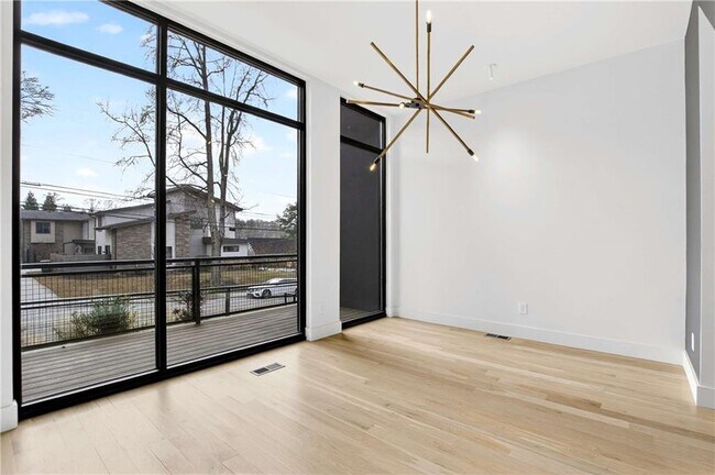 Building Photo - 816 Berne St SE