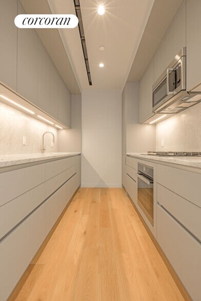 Building Photo - 547 W 47th St