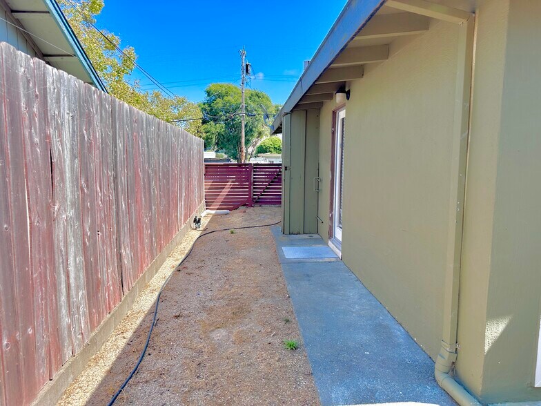 Building Photo - 220 Los Altos Pl